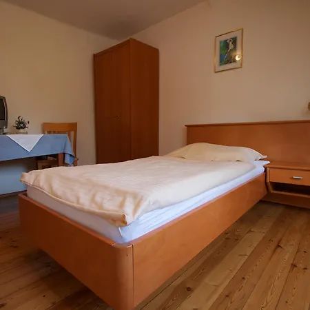 Otel Goldenes Dachl 2*