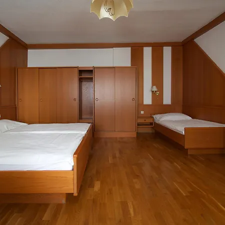 Otel Goldenes Dachl 2*